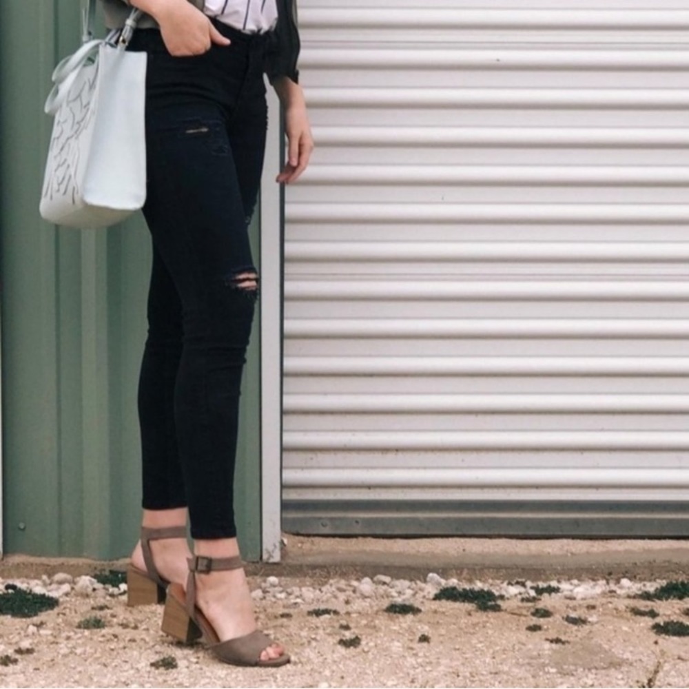 NWOT UNIVERSAL THREAD MICROSUEDE SANDALS